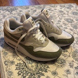 Nike Air Max White and Green Sneakers. Size 8.5. Like new.